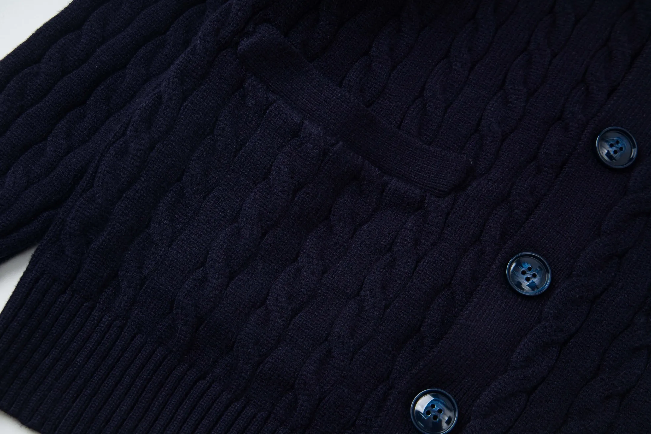 P210 model number: Y198 Ralph Lauren men's cardigan jacket men's hemp flower cardigan. The version is really good-looking. It can be worn alone or as a jacket to be worn inside or outside. The upper body shows personal fashion charm. Four colors are available. Same style for men and women. A must-see item for new summer products. Hang tag. Hanging beads. Washable packaging bag. Full set of accessories. Very good appearance. Super exquisite workmanship. Size: S-XL